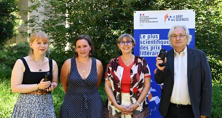 La ministre Sylvie Retailleau avec les lauréats du prix Le goût des sciences