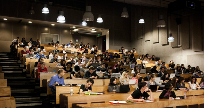 Étudiants en amphi à l'université