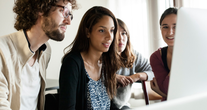 Étudiants devant un ordinateur