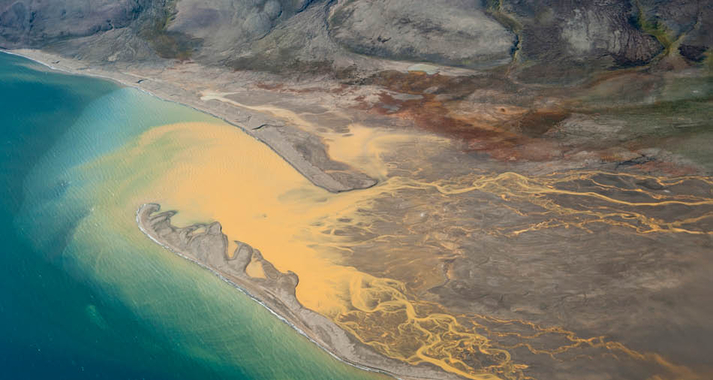 Sédiments issus de l'érosion déversés dans la mer au nord-est du Groenland