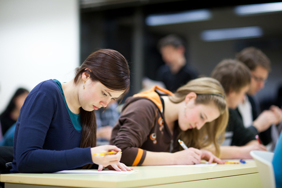 Étudiante en examen