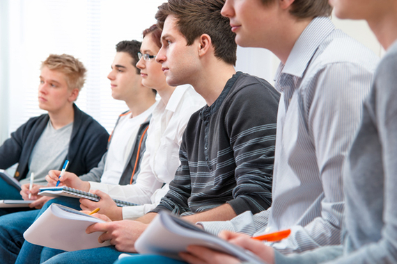 Étudiants prenant des notes