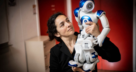 Sophie Sakka et un robot Nao utilisé par le programme Rob'Autisme
