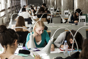 Etudiants dans bibliothèque