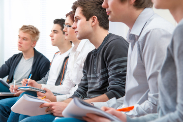 Étudiants prenant des notes