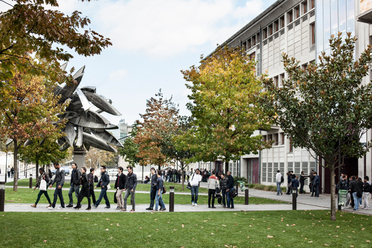 Étudiants qui marchent