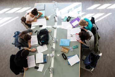 Étudiants qui révisent