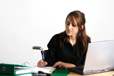 Jeune femme étudiant en fauteuil roulant